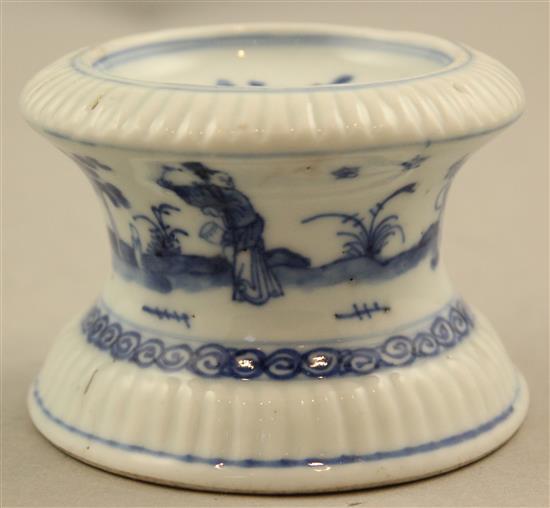 A Chinese export blue and white trencher salt cellar, Qianlong, 6cm